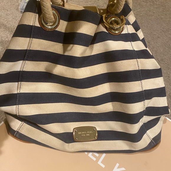 Michael Kors purse - Picture 4 of 5